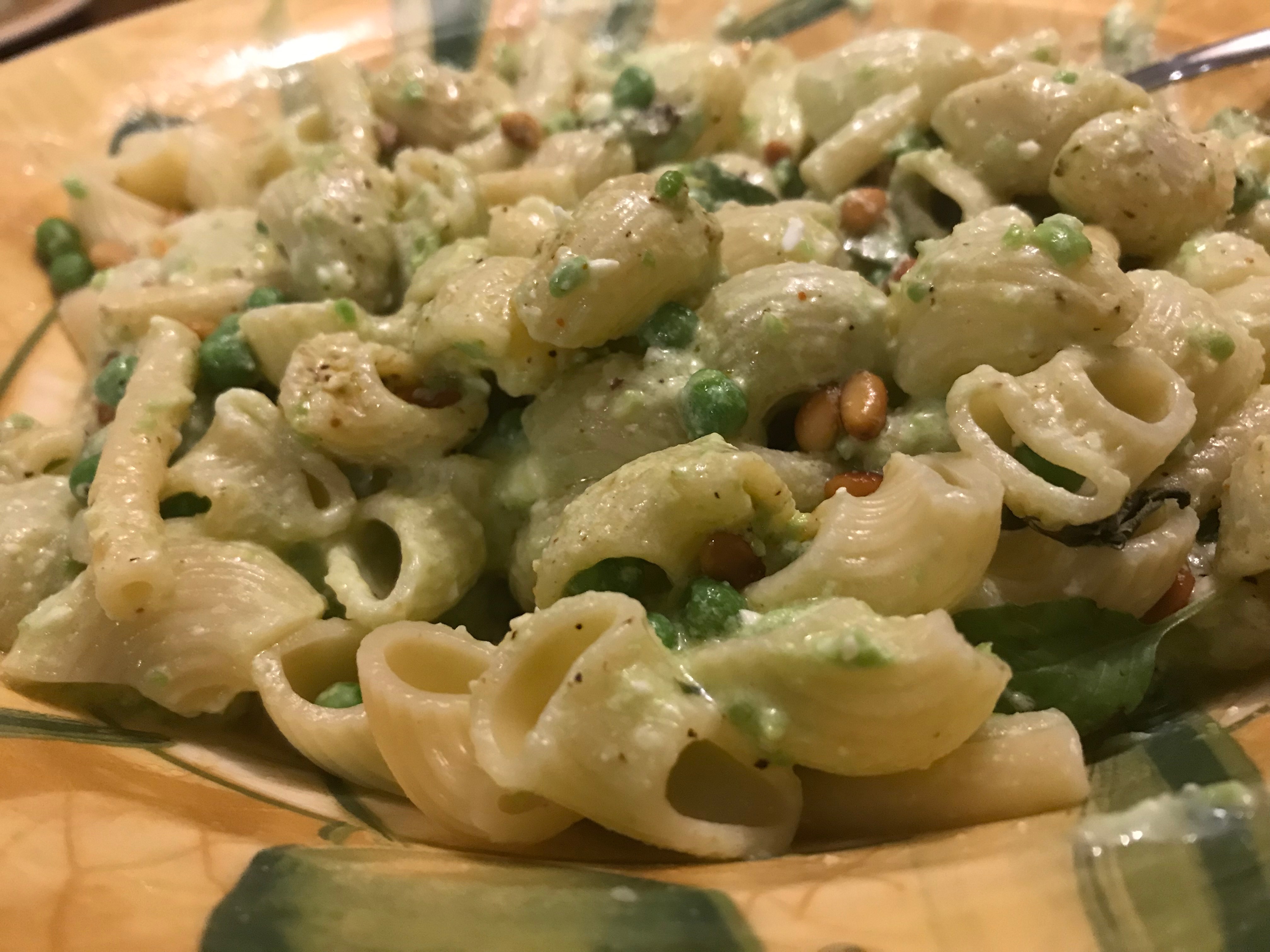 Pasta met doperwten, yoghurt en pijnboompitten en feta van jawel Ottolenghi