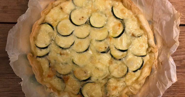 Hartige courgette taart met zongedroogde tomaten en cantalkaas
