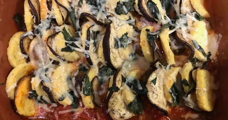 Parmezaan polenta koekjes met aubergine, bospaddestoelen en tomaat.