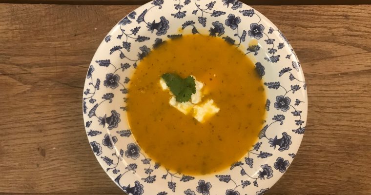 Zoete aardappelsoep met een bite en feta