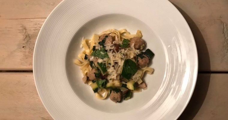 Pasta met een Catalaans worstje, paddenstoelen en courgette