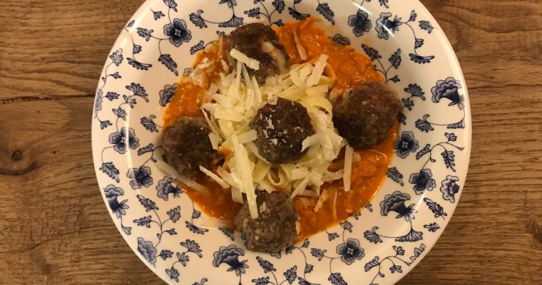 Pasta met rode saus en stiekem heel veel groente en gehaktballetjes