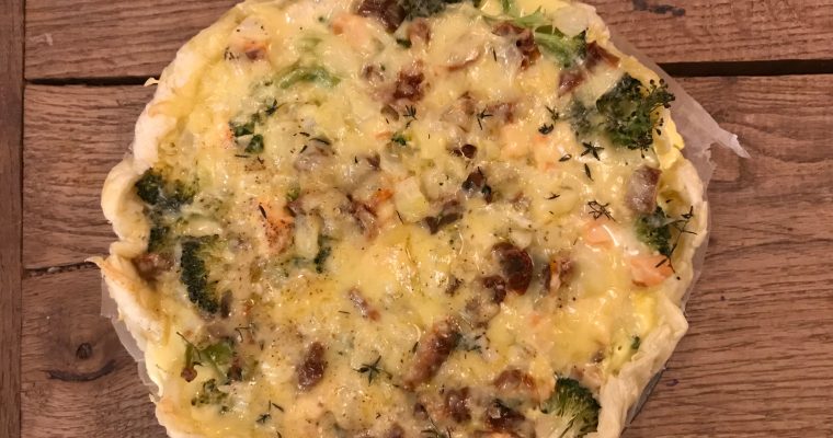 Hartige taart met broccoli en gerookte zalm