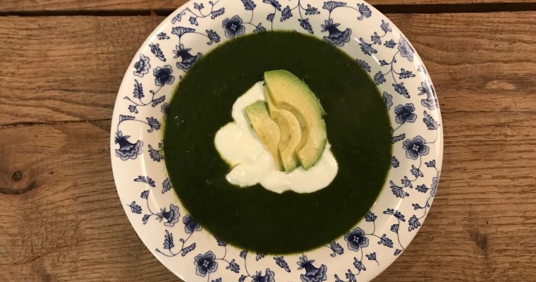 Indiaas gekruide spinaziesoep met yoghurt en avocado