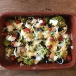Groenten schotel met broccoli, ui, tomaat en parmezaan
