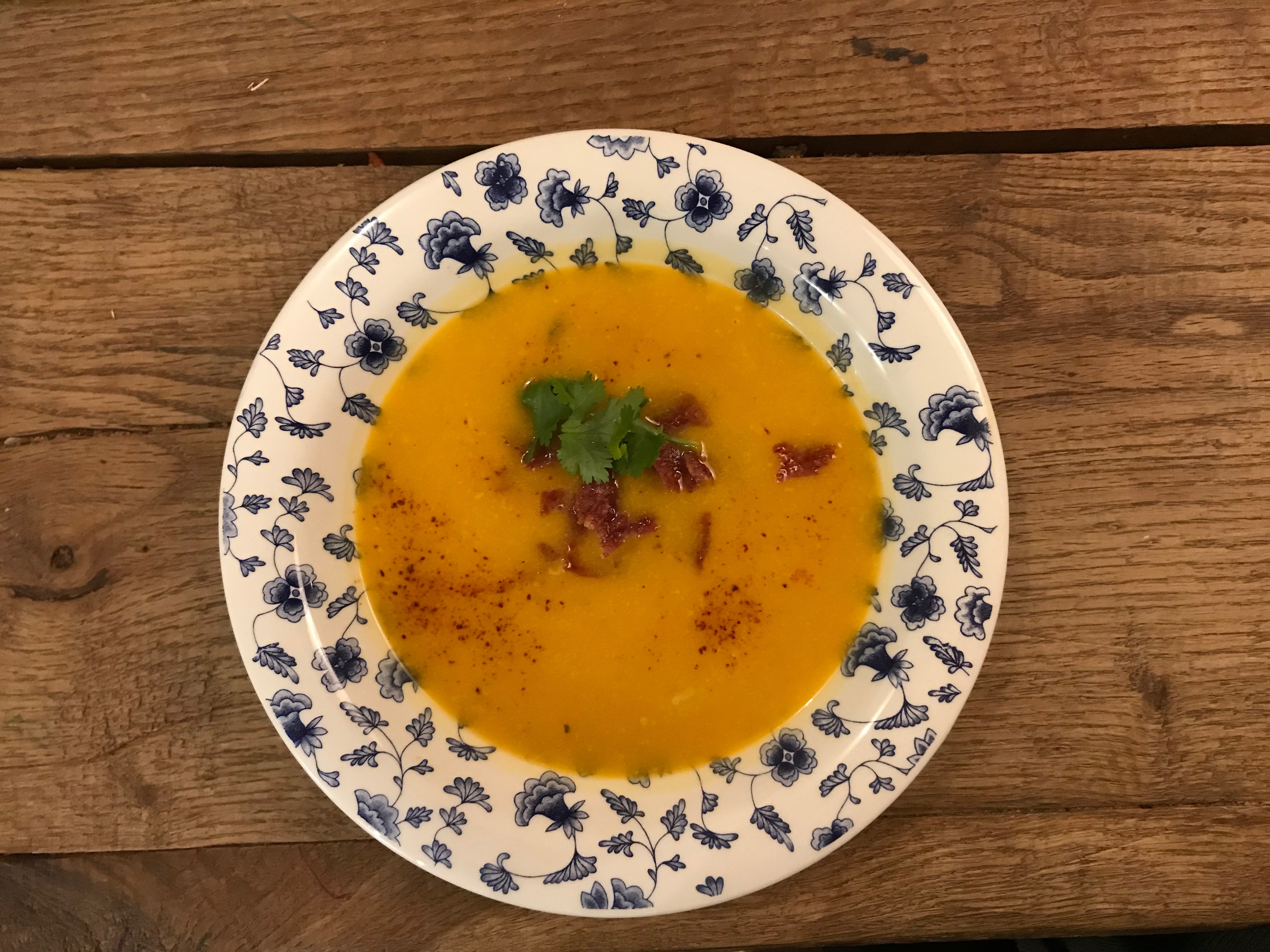 Pompoensoep met uitgebakken salami