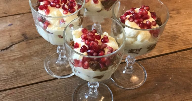Mascarpone toetje met notenlikeur, witte chocolade en granaatappel