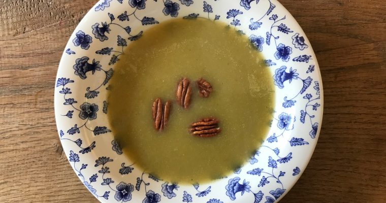 Prei aardappel soep met pecannoten