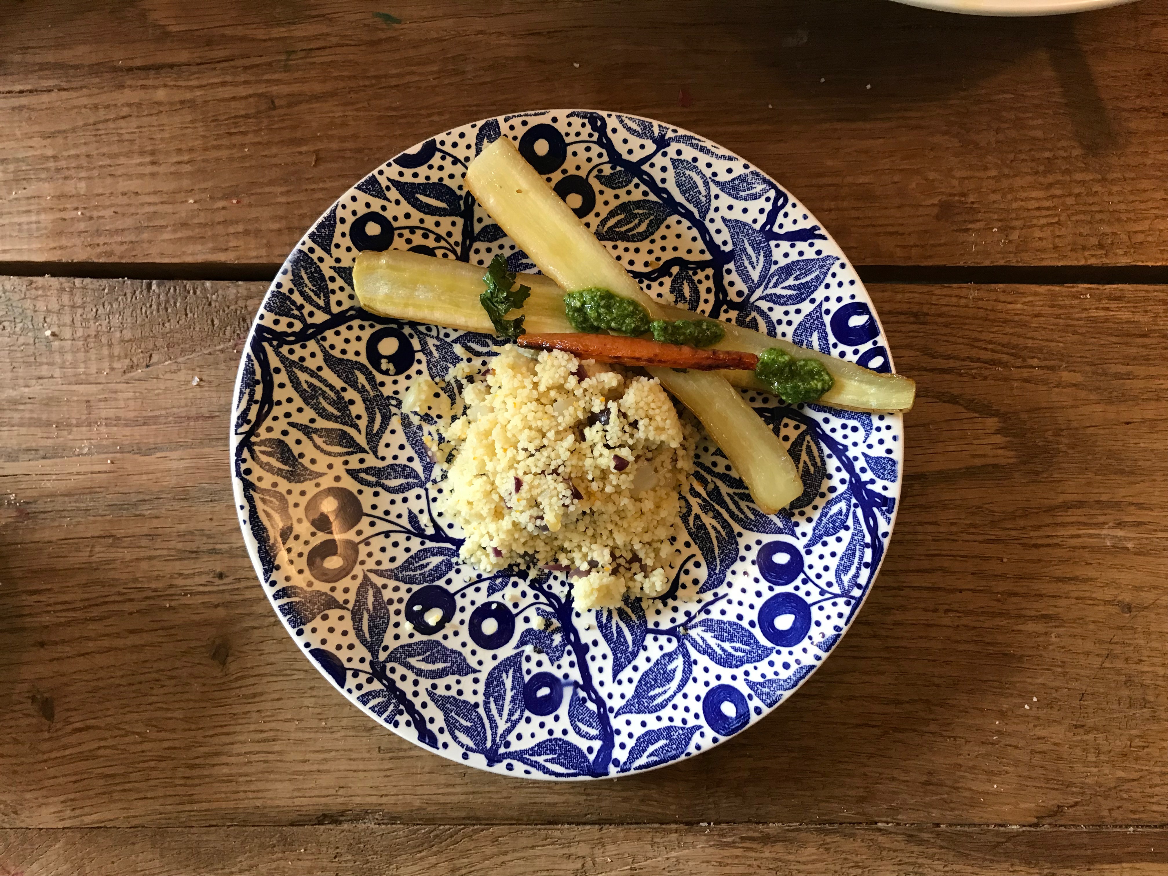Couscous met venkel, rode ui, peterselie, rode peper , feta en dadels