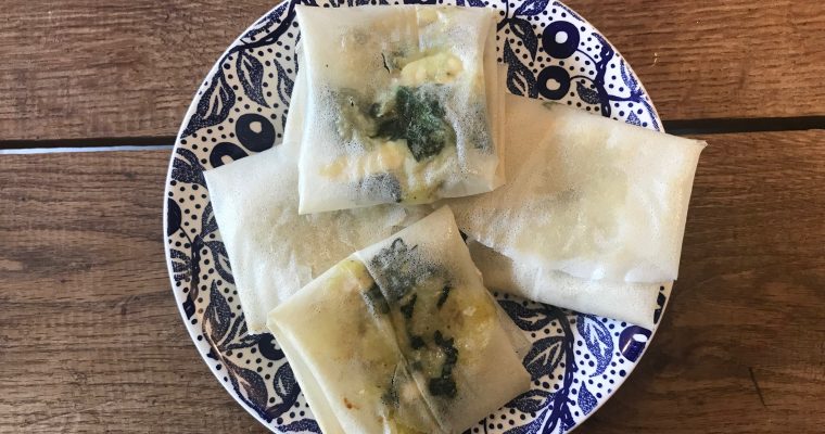 Brickpakketjes met aardappel, spinazie en dadels