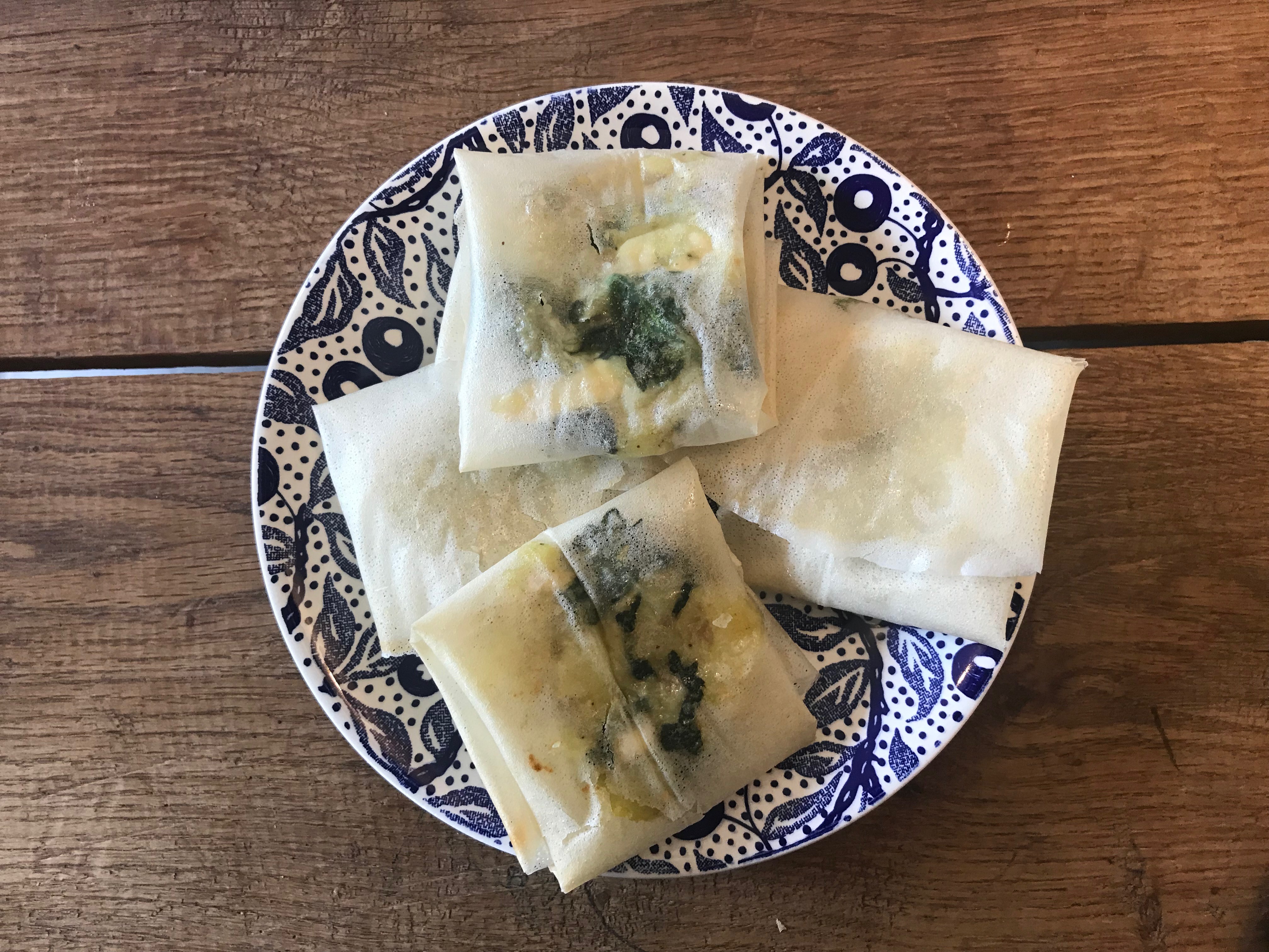 Brickpakketjes met aardappel, spinazie en dadels