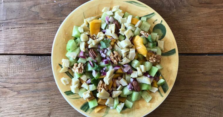Mangosalade met komkommer, rode ui, koriander en artisjok