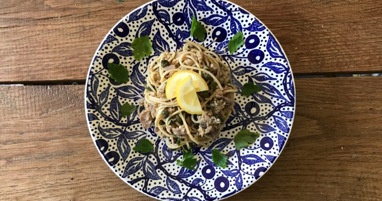 De ultieme versier tonijn pasta met ansjovis, rode peper en kappertjes