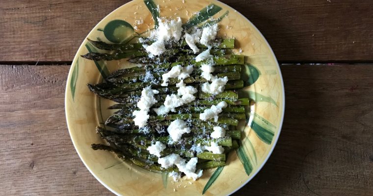 Groene asperges met buffel mozzarella en parmezaan