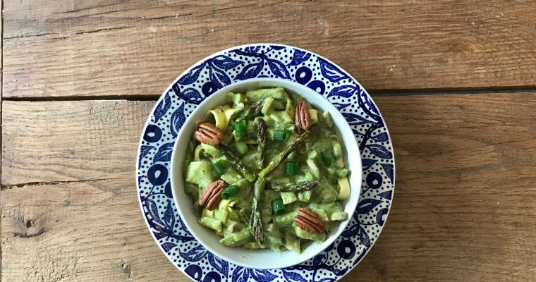 Vegetarische groene pasta: groene asperges, groene groente en pesto