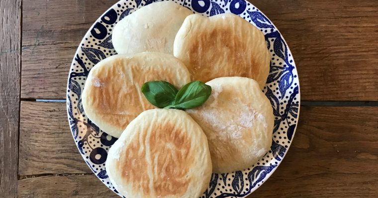 zelfgemaakte pita broodjes