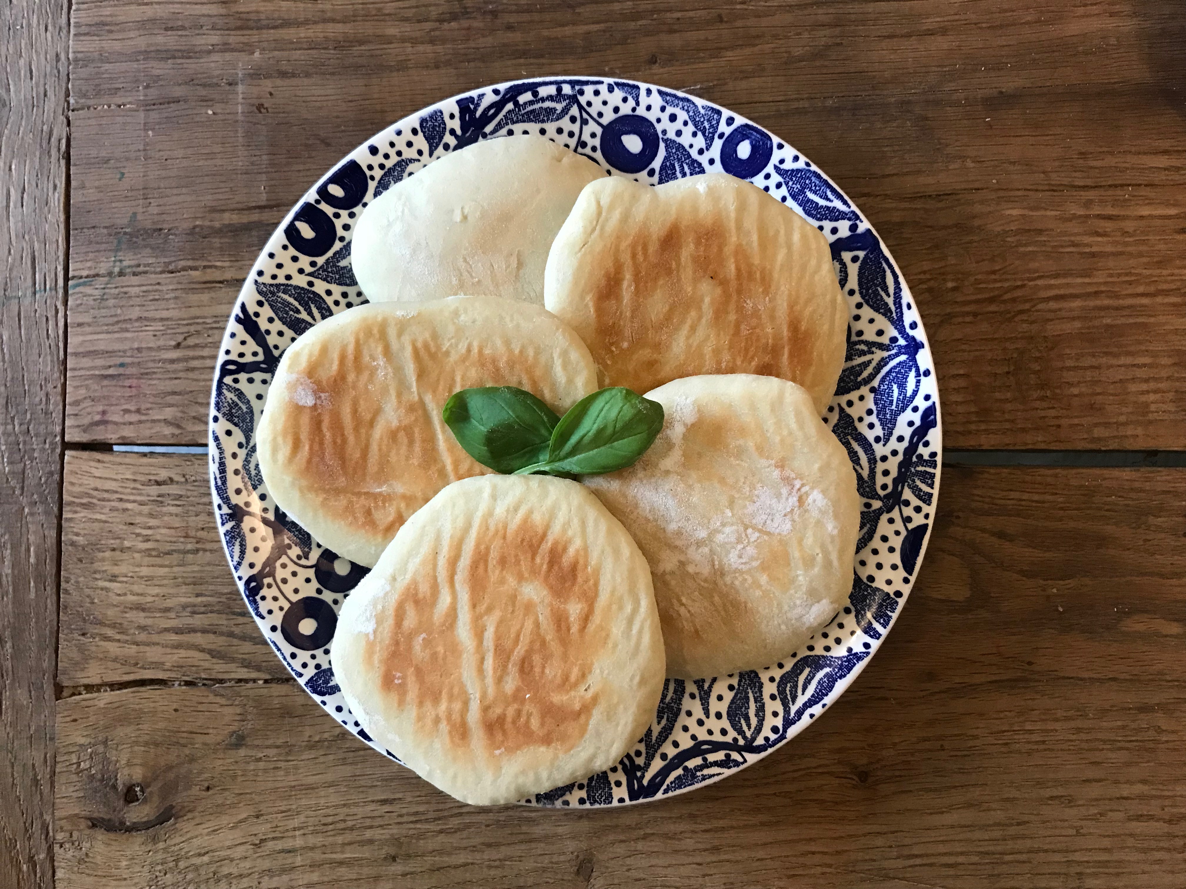 zelfgemaakte pita broodjes
