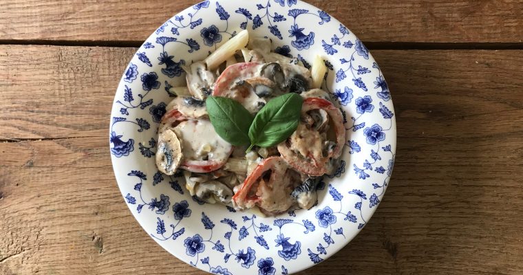 Vegetarische pasta gorgonzola met tomaat