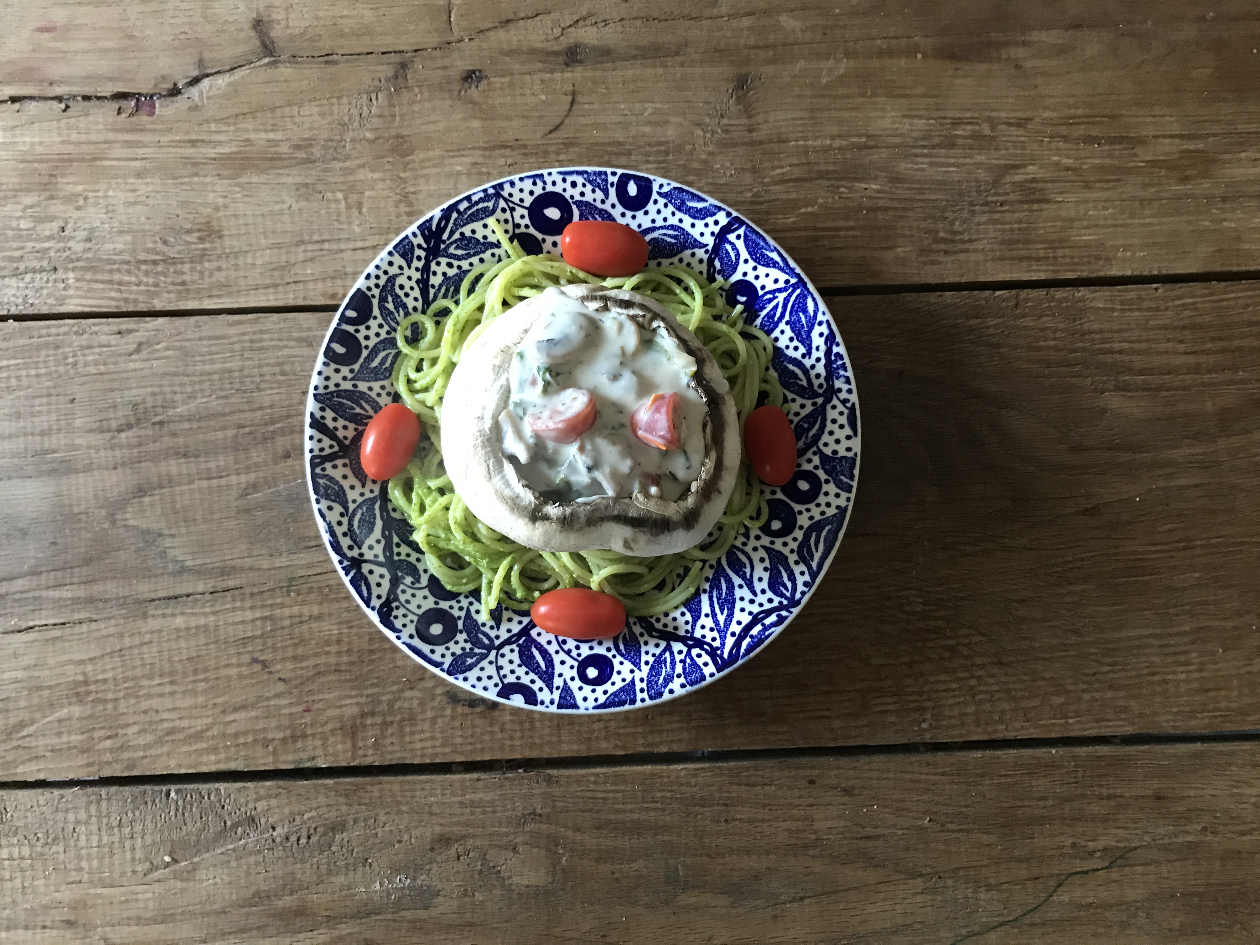 Vegetarisch kerstrecept champignonragout op een bedje van rucolapasta