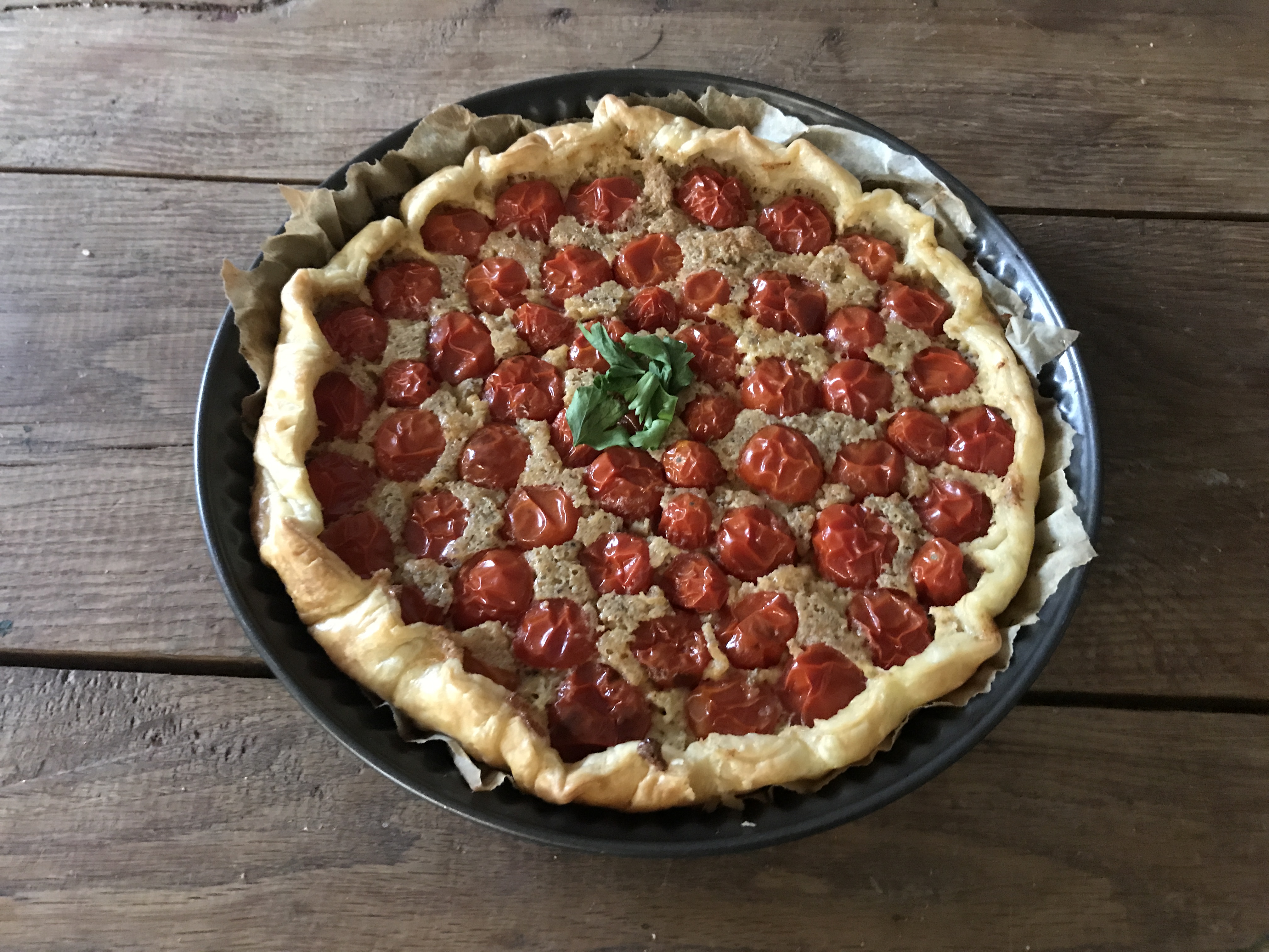 Hartige tomatentaart met hazelnootmeel