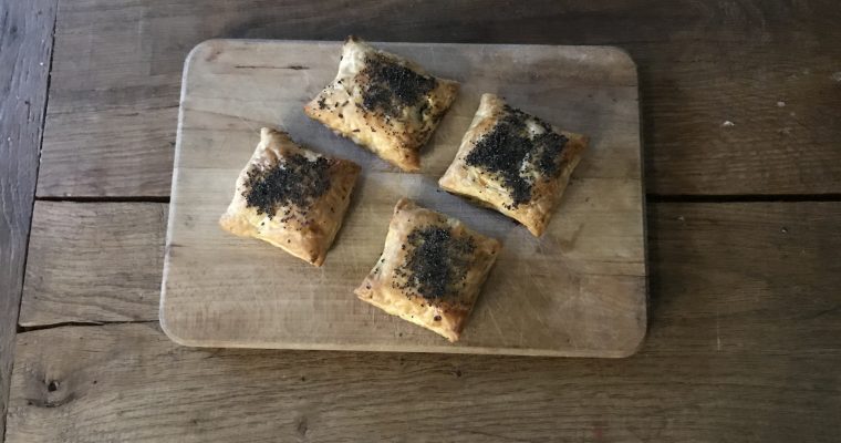 Bladerdeeghapjes boureka met spinazie