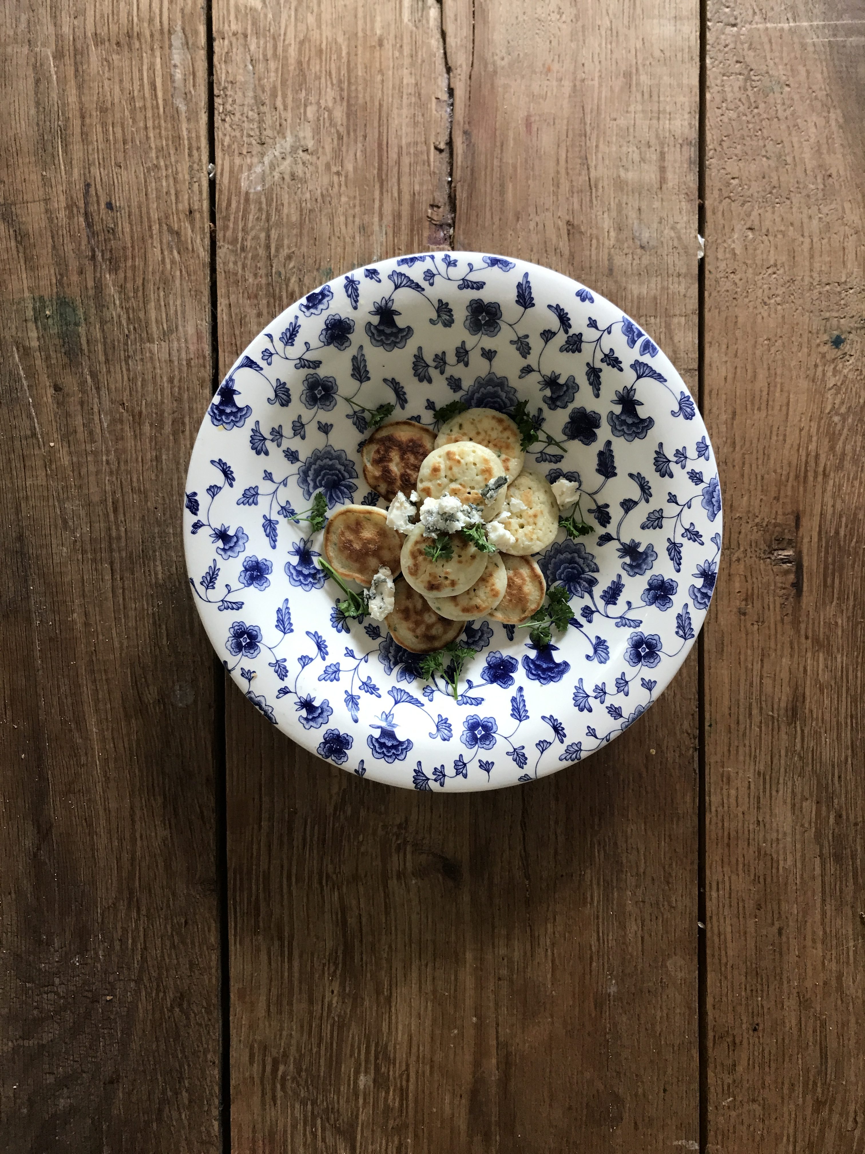 poffertjes met roquefort en platte peterselie