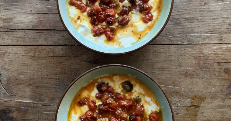 Ottolenghi heerlijke koude yoghurt met warme tomaatjes